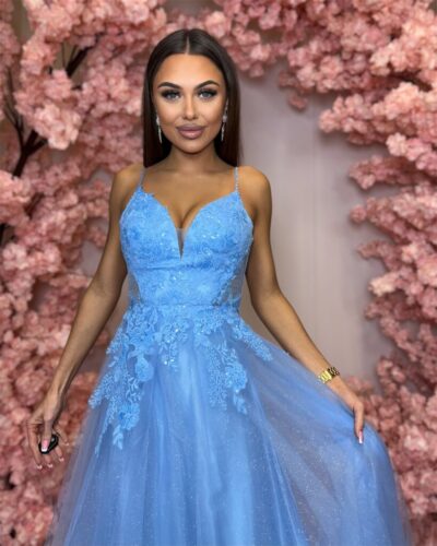 Šaty Amberly - dlouhé večerní šaty s krajkou a tylovou sukní - světle modré