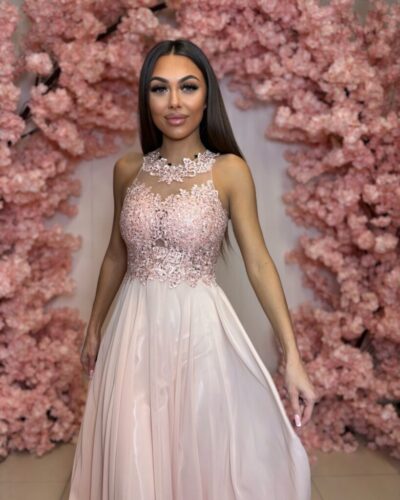 Dlouhé meruňkové společenské šaty s krajkovým halter živůtkem a šifonovou sukní - meruňkové