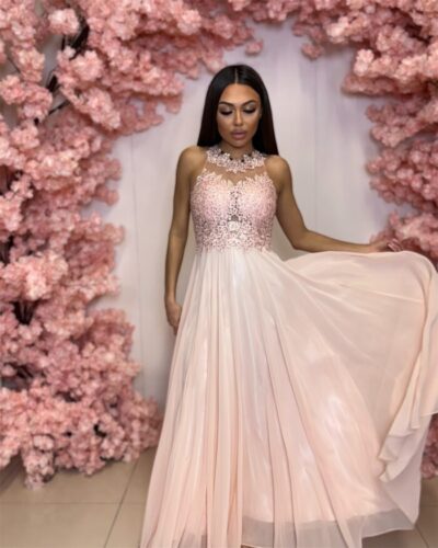 Šaty Bugatti - dlouhé meruňkové společenské šaty s krajkovým halter živůtkem a šifonovou sukní - meruňkové