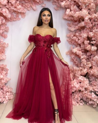 Dlouhé společenské šaty s korzetem a rozparkem - bordó