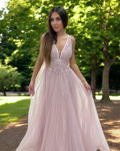 Šaty Valentina - dlouhé tylové šaty s ramínky a rozparkem a výstřihem vzadu - pudrově růžová