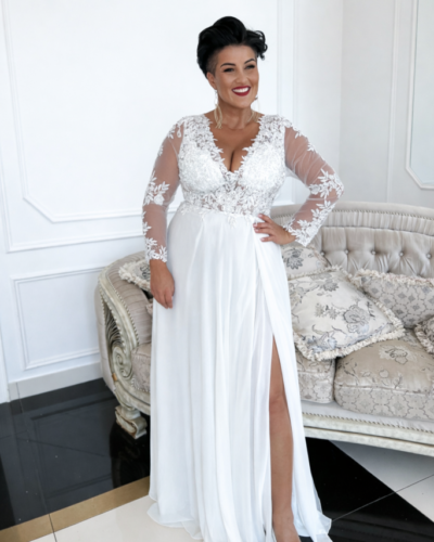 Svatební šaty s dlouhými krajkovými rukávy a lehkou šifonovou sukní