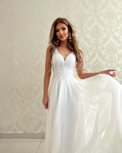 Šifonové svatební šaty s bohatě zdobeným živůtkem