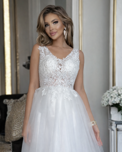 Svatební šaty s výrazným krajkovým živůtkem a jemnou sukní