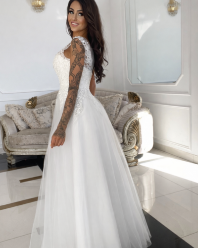 Tylové svatební šaty s krajkovým korzetem