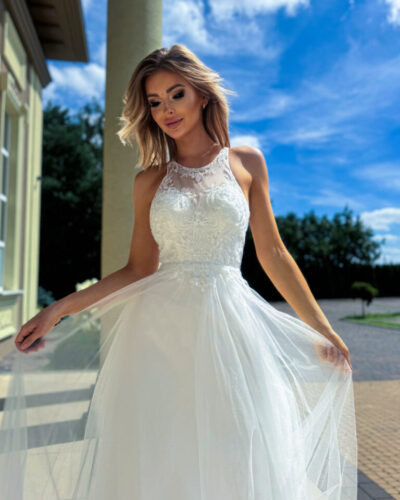 Svatební šaty s krajkovým topem a lehkou tylovou sukní