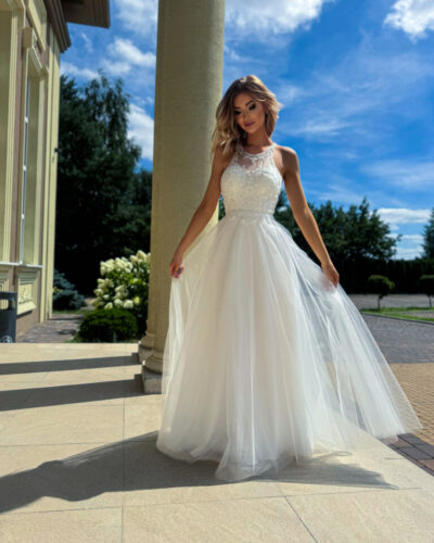 Svatební šaty s krajkovým topem a lehkou tylovou sukní