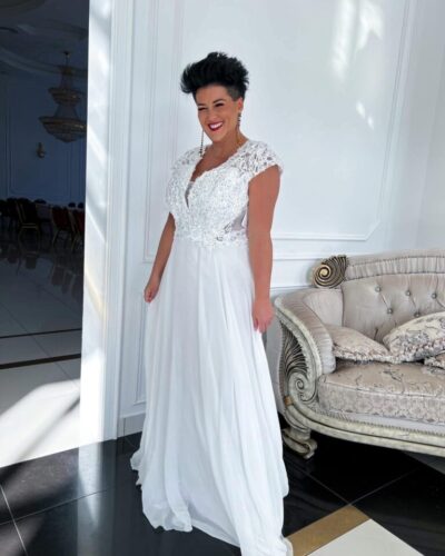 Svatební šaty A-line s krajkovým živůtkem a hlubokým výstřihem V