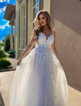 Svatební tylové šaty s krajkou a výstřihem do V