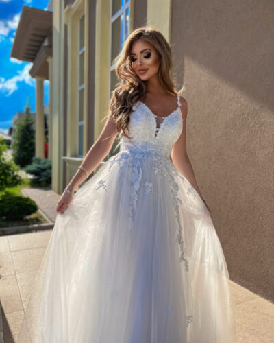 Svatební tylové šaty s krajkou a výstřihem do V