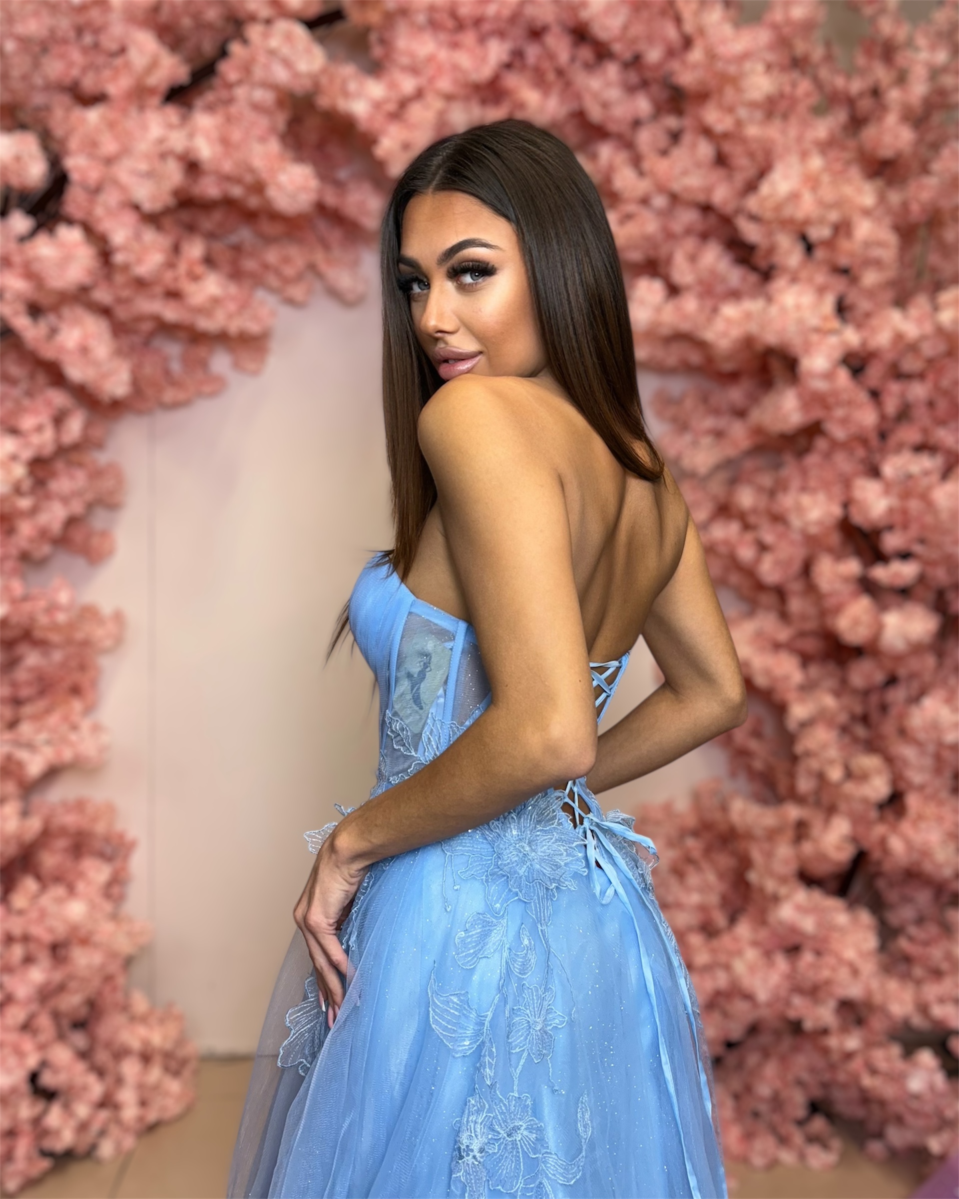 Šaty Positano – dlouhé plesové šaty s korzetovým živůtkem a bohatou tylovou sukní - nebeská - Obrázek 2